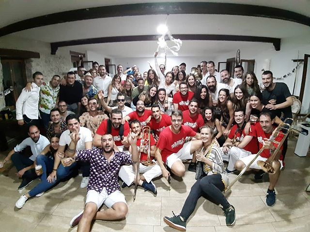 HOOOOOLA OTRA VEZ NOTEROOOOOOSSSS‼😜 Ayer también estuvimos amenizando en una fiesta privada de un gran amigo. Enhorabuena a Juan y a Sara por vuestro matrimonio🤵🏻👰🏻 QUE SEAIS MUY FELICES PAREJA🥳❤ Y esto es todo por el momento familia notera. Pero ya … ift.tt/31ooyaB
