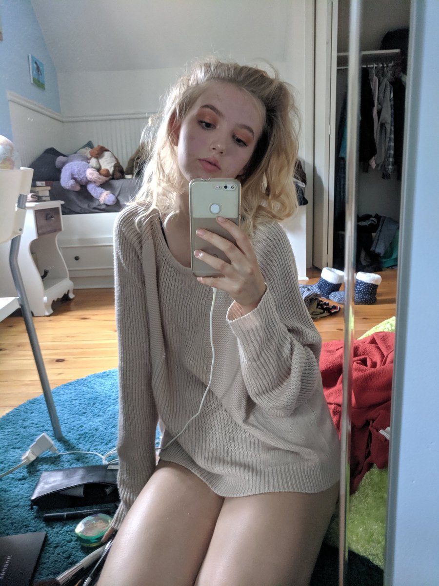 gayyadora's tweet image. i wanna gf Pls #lgbtqueens