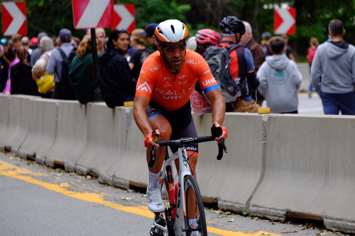 CanadianCycling's tweet image. 🇨🇦 The man, the myth, the legend. Svein Tuft rides into the sunset with only the broom wagon for company 👋