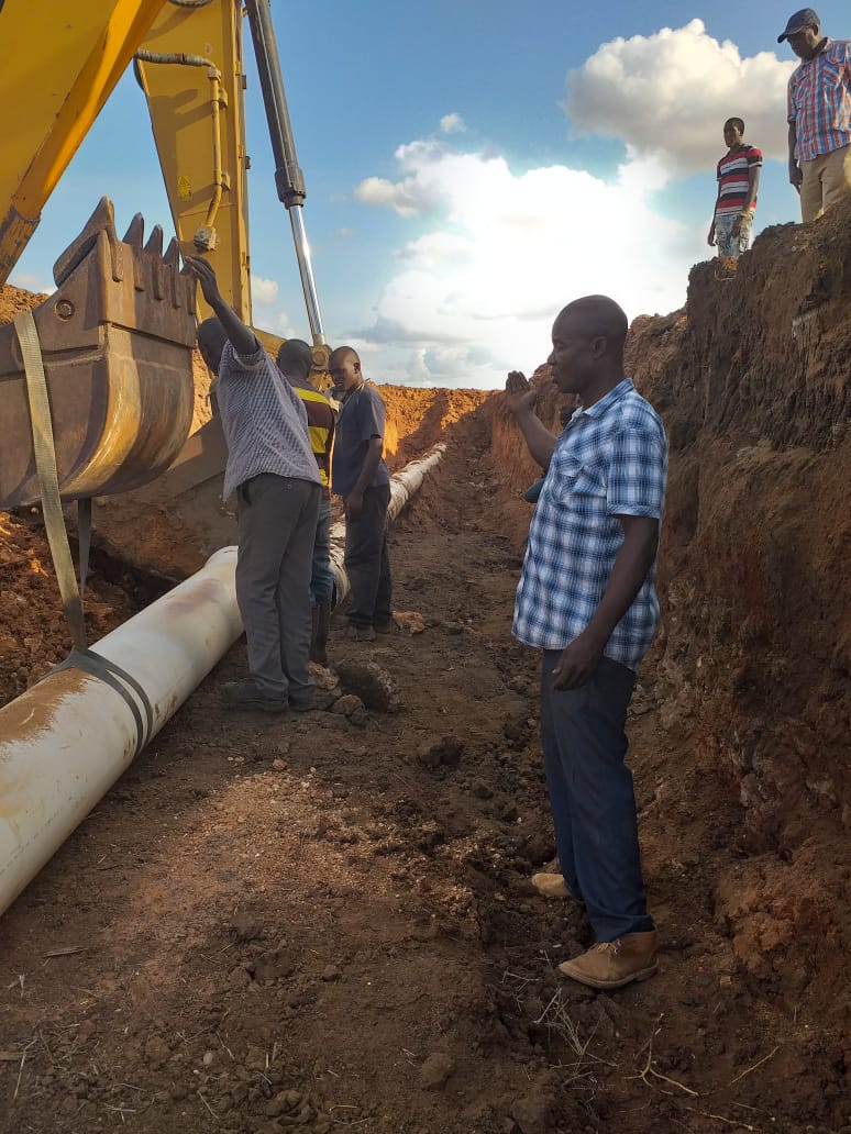 greenaravaagrit's tweet photo. Green Arava is still handeling the Galana Kulalu project. Pictures from today showing our site manager Francis, helping the NIB engeneers fixing one of the pipes after they mistreated it and caused demage. https://t.co/OCKsf2kp30 https://t.co/MyF80LaUqQ