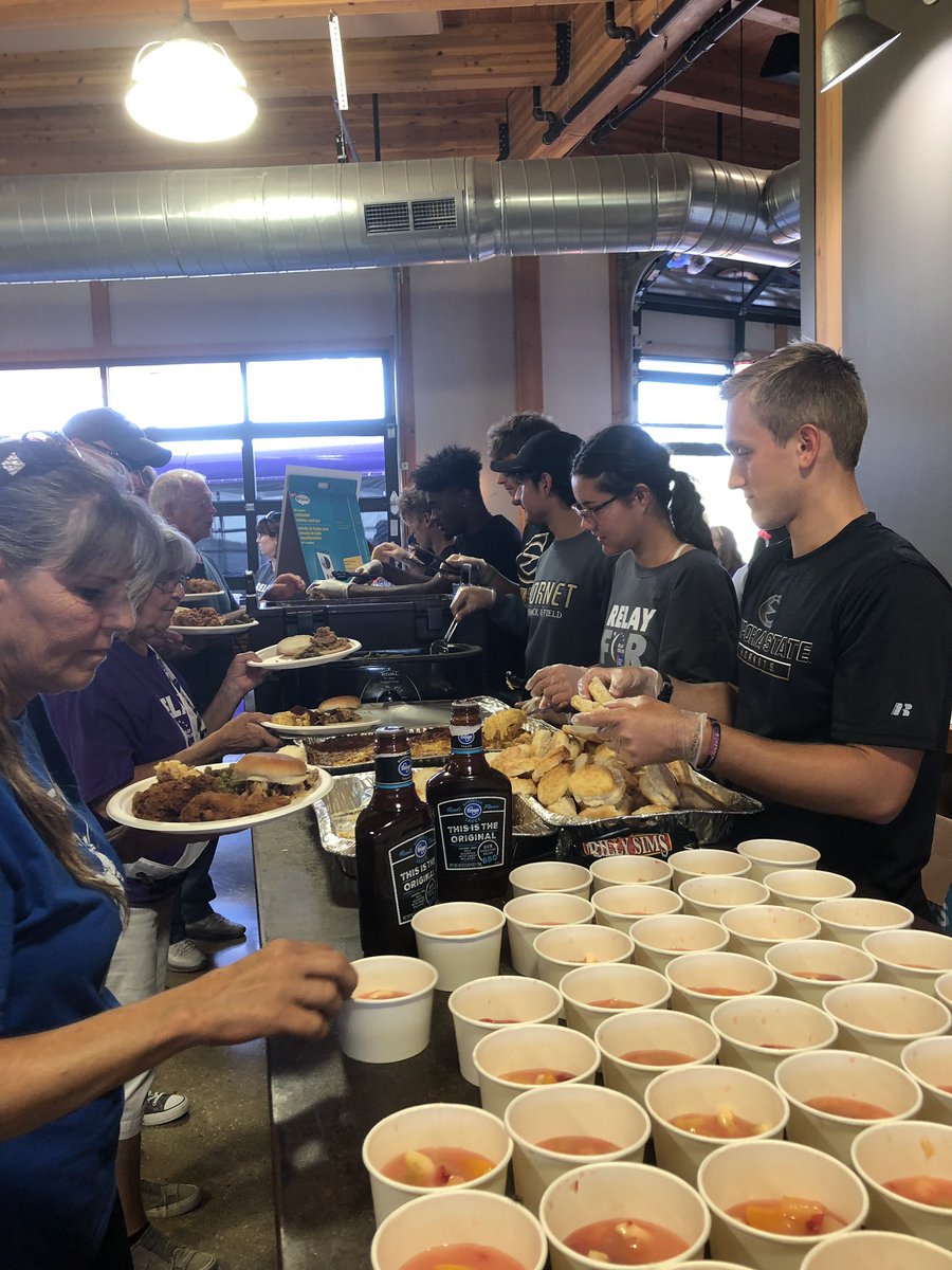 _Coach_SBaldwin's tweet image. Emporia State Track &amp;amp; Field athletes spent yesterday helping out with the Relay For Life event here in town. Our atheltes contributed to setting up for event, running the registration table, and serving dinner. Thanks for all the help hornets! #ESUTF #StingersUp 🐝💪🏼💜