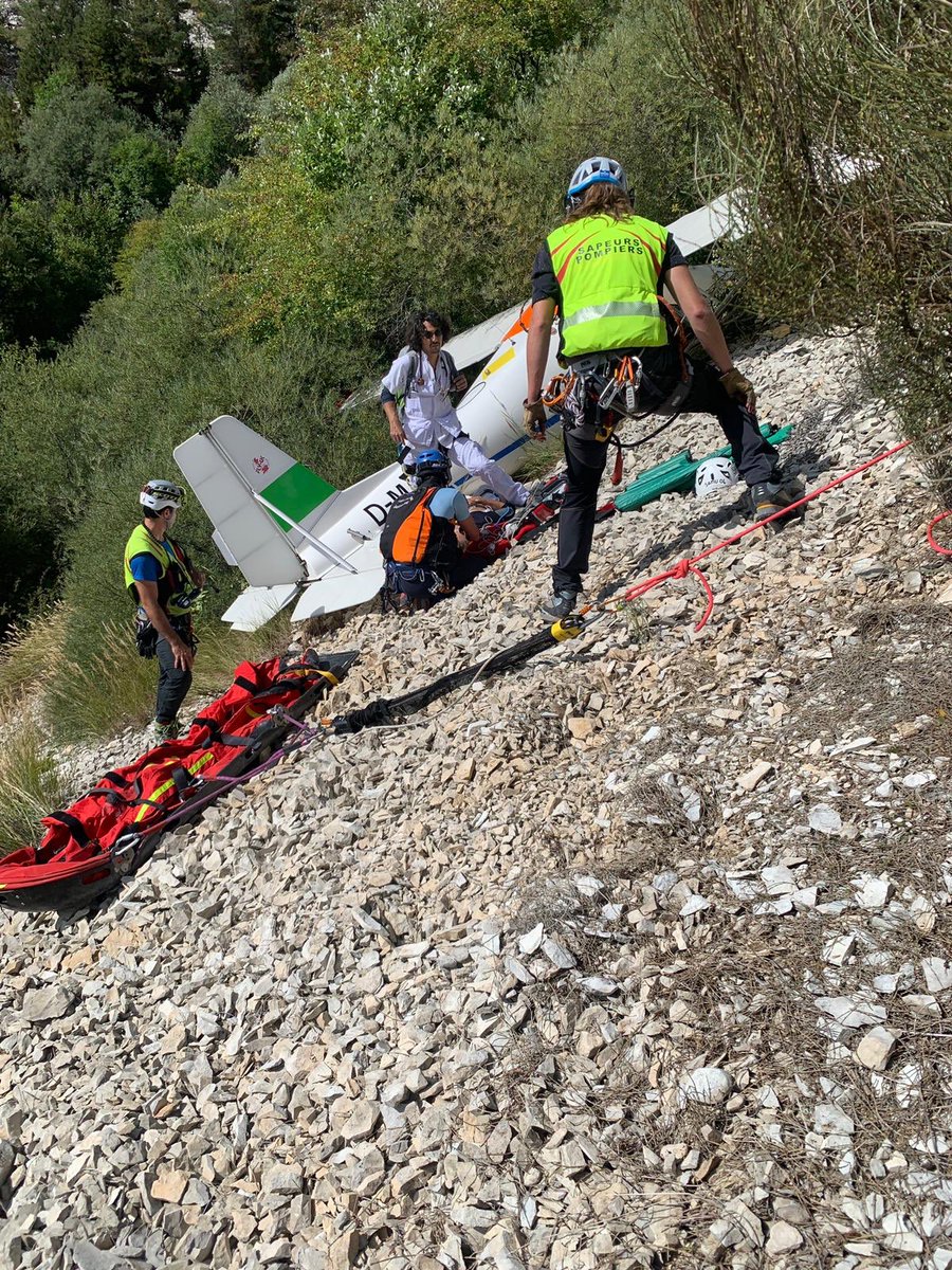 Pompiers04's tweet photo. Intervention du GSMSP @SDIS04 en renfort du @PGHM__ 04 suite au crash d’un ULM sur la commune de Thorame Basse.
2 victimes transportées sur le Centre hospitalier de Digne. https://t.co/jZFtqZiAaT