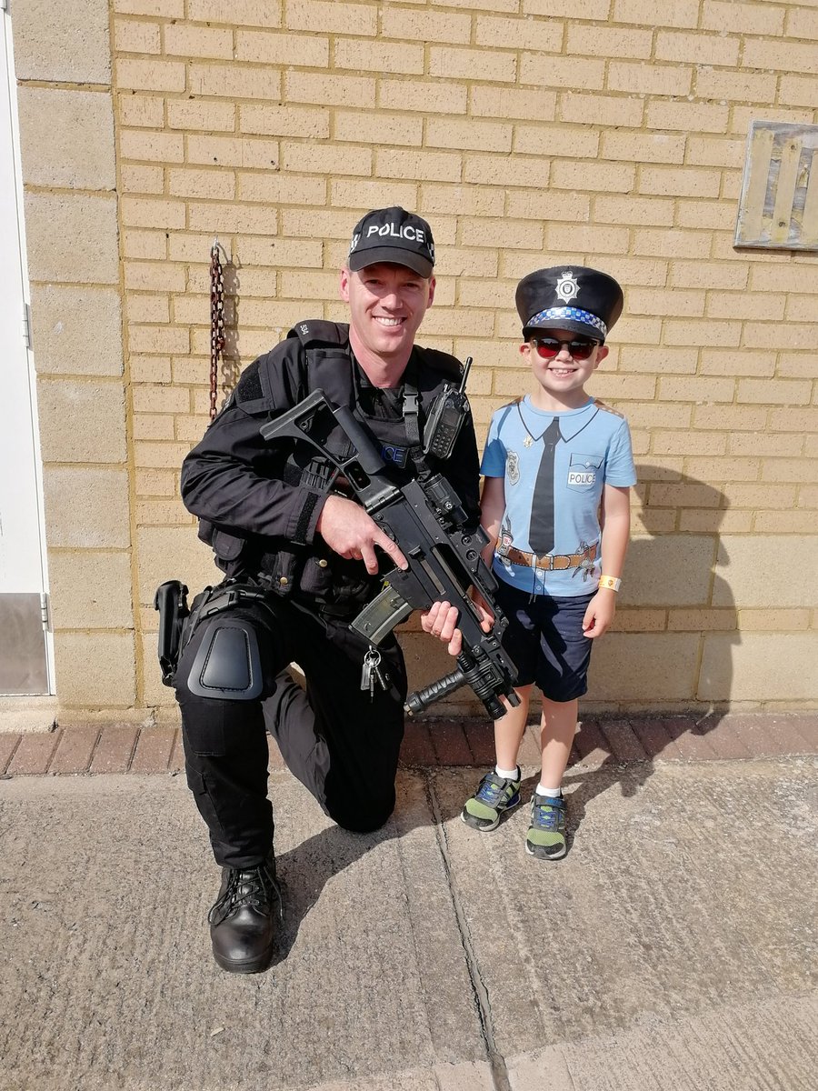 emflip81's tweet photo. An absolutely amazing day @ASPolice open day seeing where their Great Uncle Charlie works. The smiles says it all @ASPoliceHorses @ASPoliceDogs #999live https://t.co/dPNN7glTLR