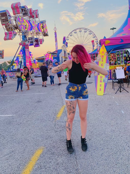 2 pic. i am so proud of my body and how i look. i love being in love with myself and i love feeling powerful