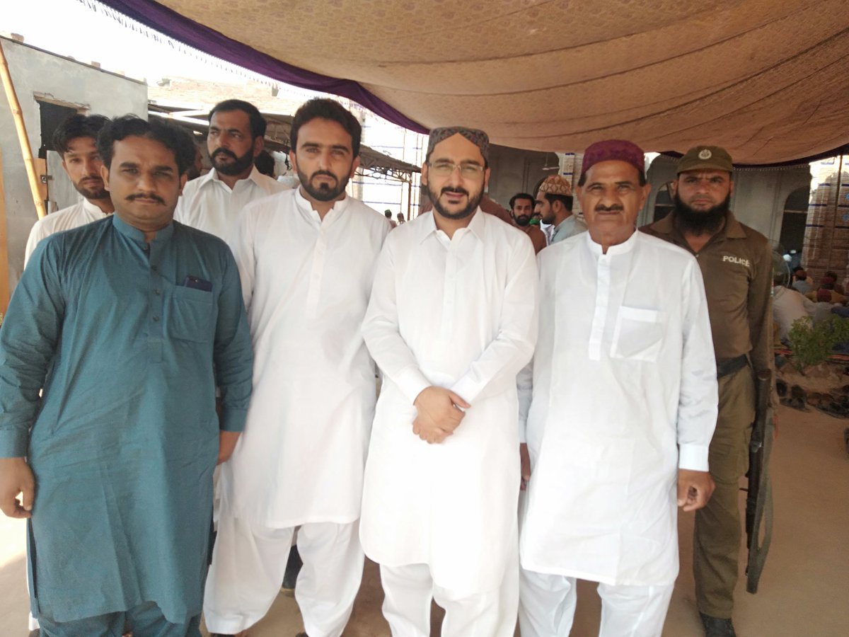 ImranWains1's tweet photo. ممبر پنجاب اسمبلی سید علی حیدر گیلانی کی حلقہ #P213.ہمراہ سابق ایم پی اے عثمان احمد بھٹی ....امد
معززینِ علاقہ سے ملاقات کی، فاتحہ خوانی کی اور لواحقین سے اظہارِ تعزیت و ہمدردی کی، مرحوم کے بلند درجات کیلئے دعائے مغفرت بھی کرائی
#PP213 https://t.co/EcUXFmTxdQ