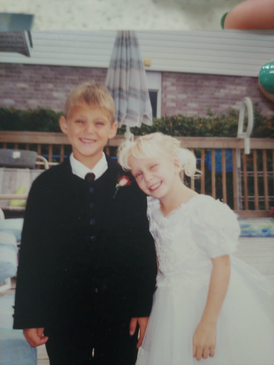 ZenSimmer's tweet photo. Throw back to when @CraigBMoss and I walked down the isle 🤣😭 https://t.co/eiSRw781AD