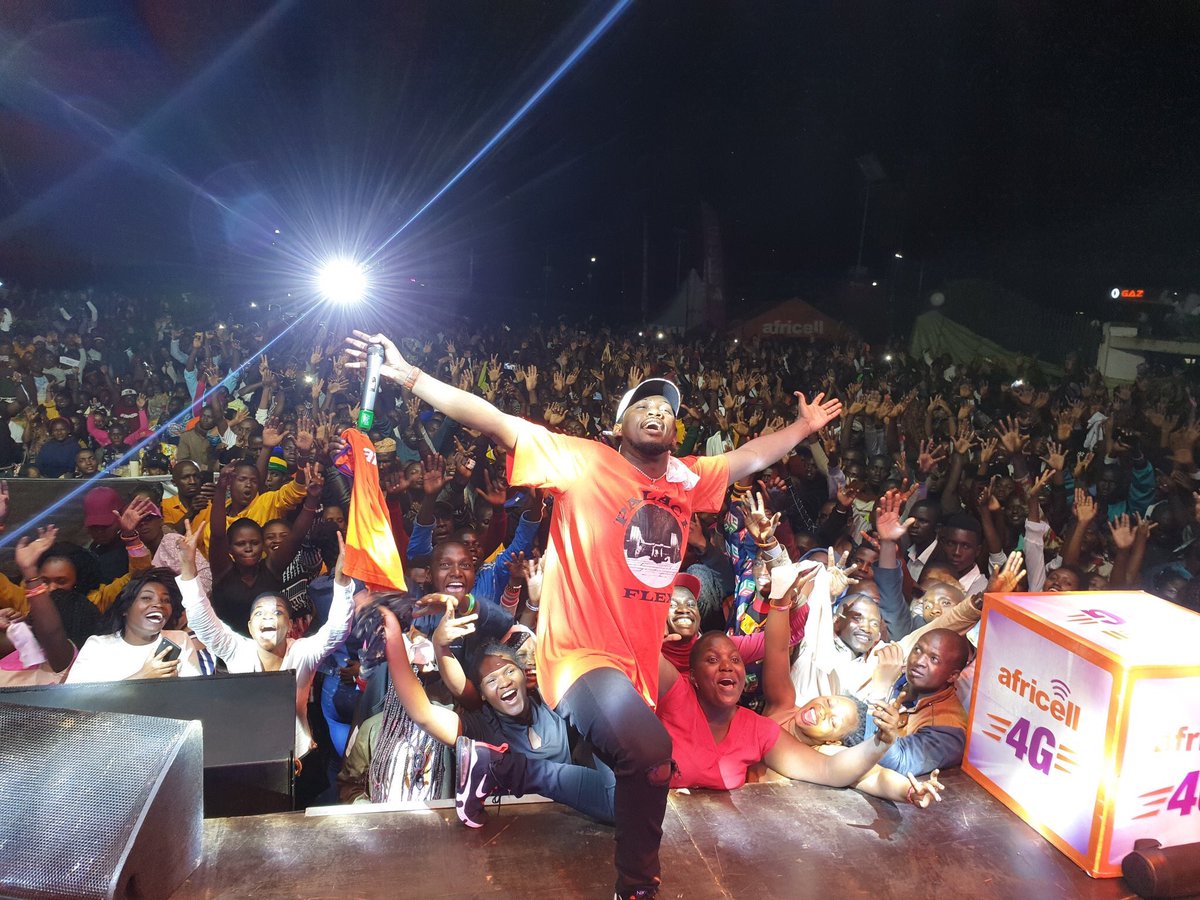 LuckyAgabaa's tweet photo. 7. @levixone : Thank you or the great performance. 🔥🎶 thank you for the PRAYER too. God bless the works of your your hands. We were pleased 🤩💪🏽 #RayGLive19 https://t.co/s4h2svbIS7