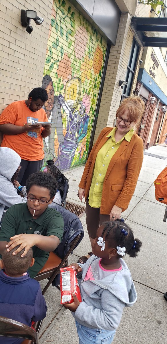 RSAMS377's tweet photo. Thank you to our #studentartists led by a new addition to the #RSAFAMILY Art teacher, Ms. Byron! You were a huge success!
#facepainting
#UnityintheCommunity #Champions4Children
#District4Strong #District4  #WelcomeBacktoSchoolFestival #District4Family #ElBarrio #EastHarlem https://t.co/bg81GKqCgd