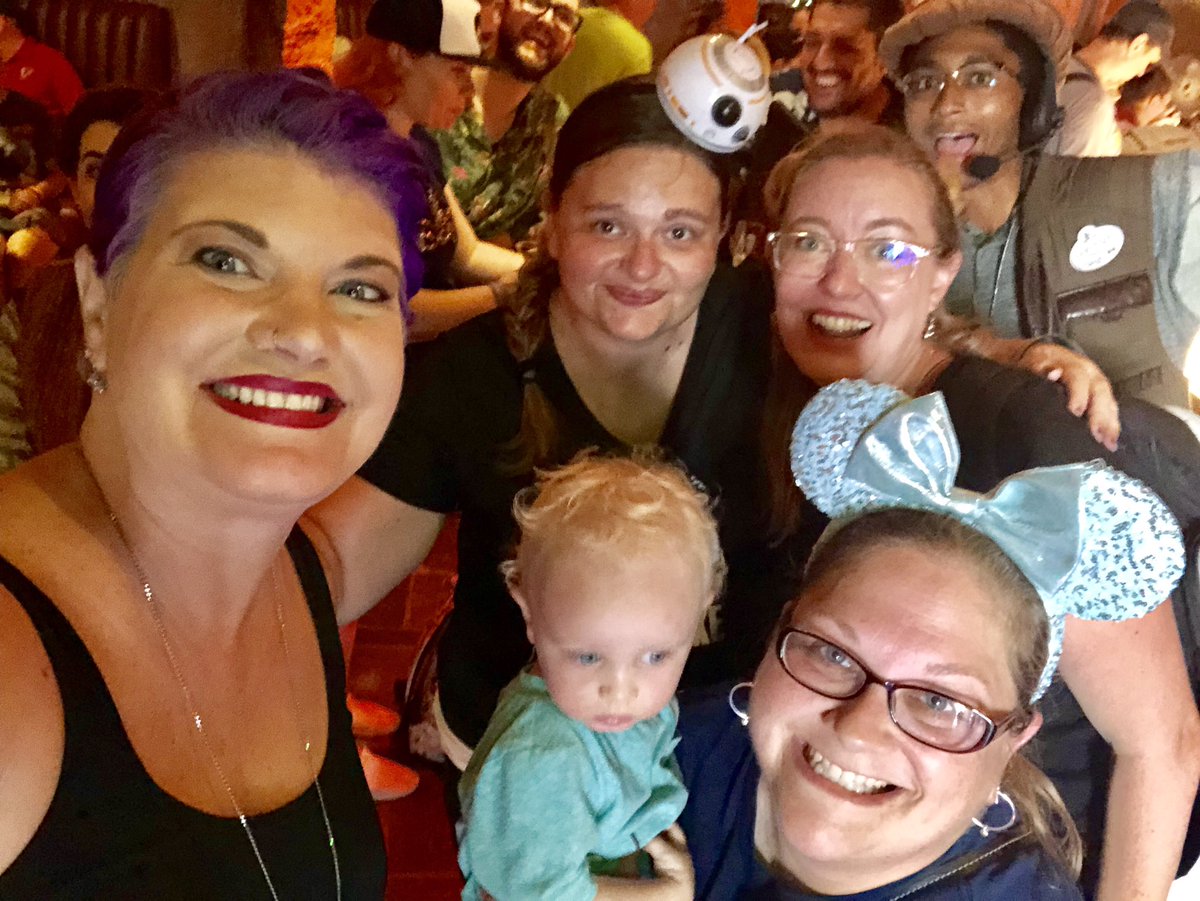 ellliphant's tweet image. All sorts of scoundrels at Ogas! 

@thisfloridalife @LilDisFan @JodiCab 

#Ogas  ๒∆ɬㄩㄩ #Batuu #SWGE #DHS #StarWars #BlackSpireOutpost #ThreeSuns @waltdisneyworld #GalaxysEdge #BackToBatuu #sweepstakes
