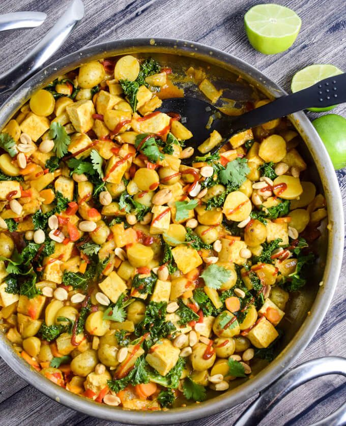 Fragrant curry paste and a powerful peanut, pineapple, potato combo for a hearty and warming meal! buff.ly/2MEIXBB #veganism #whatveganseat #mealprep