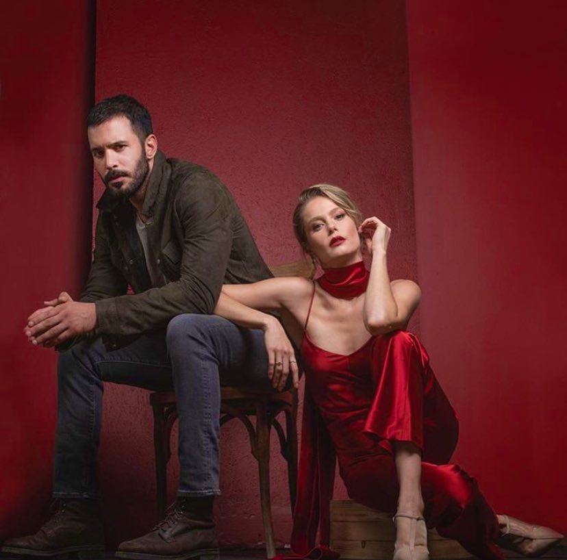 DilaBilginCL's tweet photo. A 4 días de la Sezon 2, fotos publicitarias de mi Kuzgun y yo! Volvemos con todo #Kuzgun #DilaCebeci #KuzgunCebeci @burcu_biricik @baris_arduc https://t.co/ayLLCUMVp0