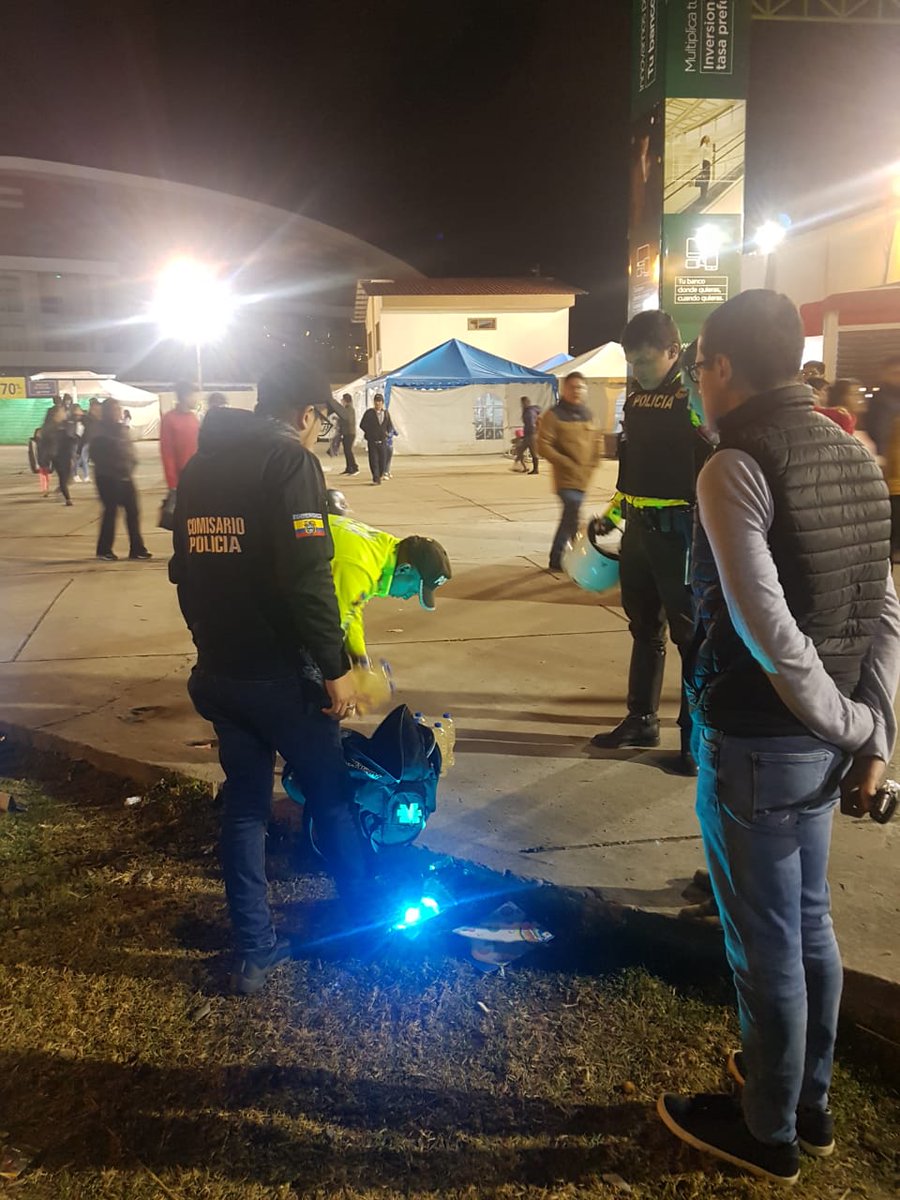 GoberLoja's tweet photo. OPERATIVO | Cómo parte de las acciones desplegadas en el interior del complejo ferial durante el último fin de semana, Intendencia junto a Comisaría, con el apoyo de @PoliciaEcuador y personal de la @feriadeloja decomisó 1615 botellas de licor sin registro sanitario. https://t.co/KesM2257tz