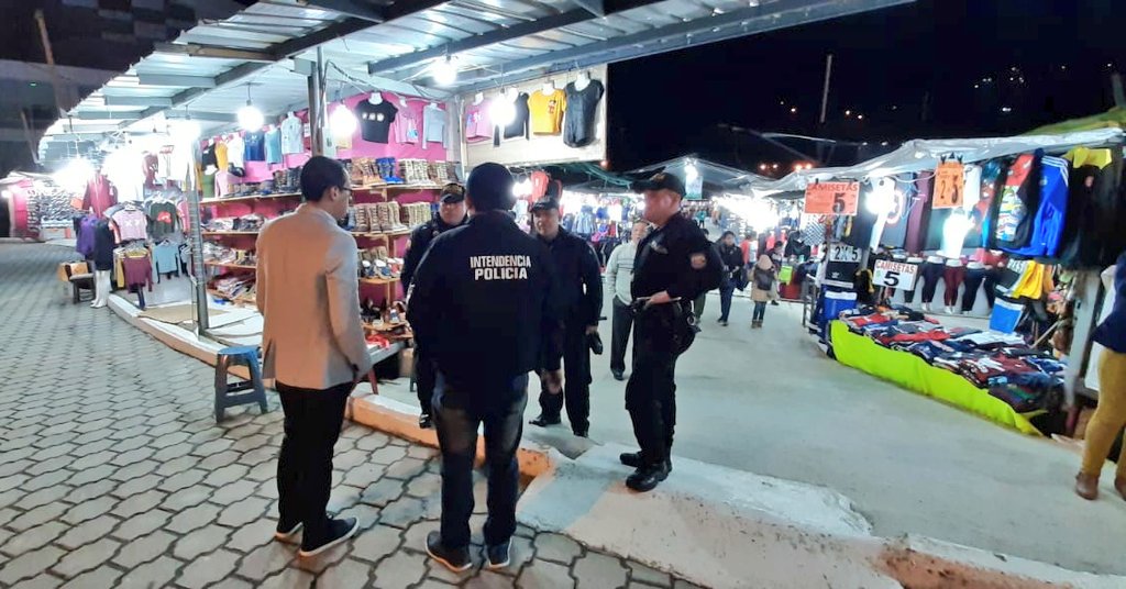 GoberLoja's tweet photo. OPERATIVO | Cómo parte de las acciones desplegadas en el interior del complejo ferial durante el último fin de semana, Intendencia junto a Comisaría, con el apoyo de @PoliciaEcuador y personal de la @feriadeloja decomisó 1615 botellas de licor sin registro sanitario. https://t.co/KesM2257tz