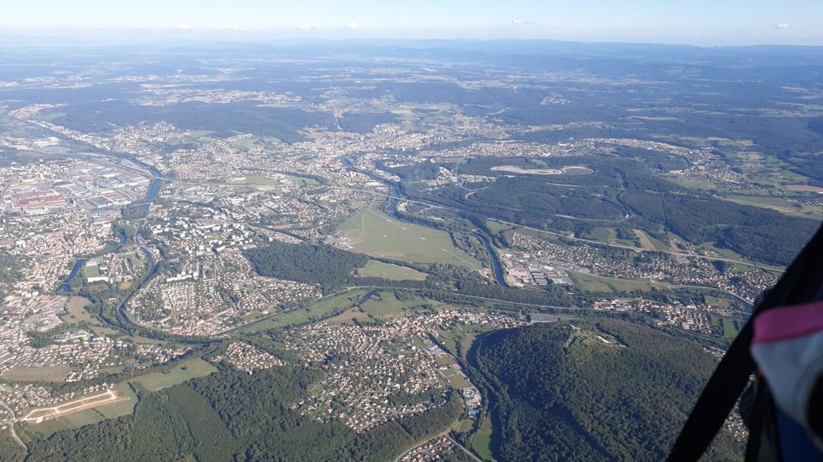 airsports_fai's tweet photo. Team AUT 2 back to Montbéliard after almost 44 hours in the air and enjoying the view and the airshow more than 2'000 mètres below their basket 😎 Now continuing their journey to the north east #GordonBennett2019 @gb_fai https://t.co/HxD2yfZ3aS
