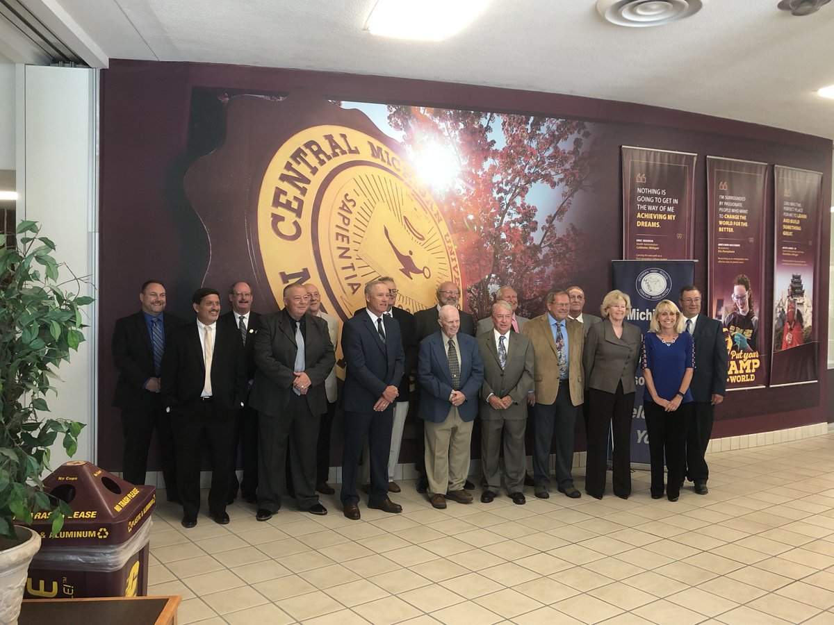 masbigreds's tweet photo. So honored to have Steve Porter, Milan Coach and Teacher, inducted into the MHSCA Hall of Fame. Steve started his Coaching career in Milan in 1969. Thank you for your dedication to the students of MAS. I am proud to be you colleague. https://t.co/NR4EDchrLF