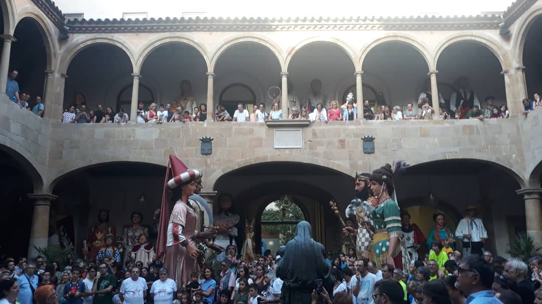 Cultupopularbcn's tweet photo. Queda inaugurada la Mostra de #Gegants de Barcelona, un dels instants que marquen la imminent arribada de la #FestaMajor!

#culturapopular #Mercè19 https://t.co/0vNo35x1fI