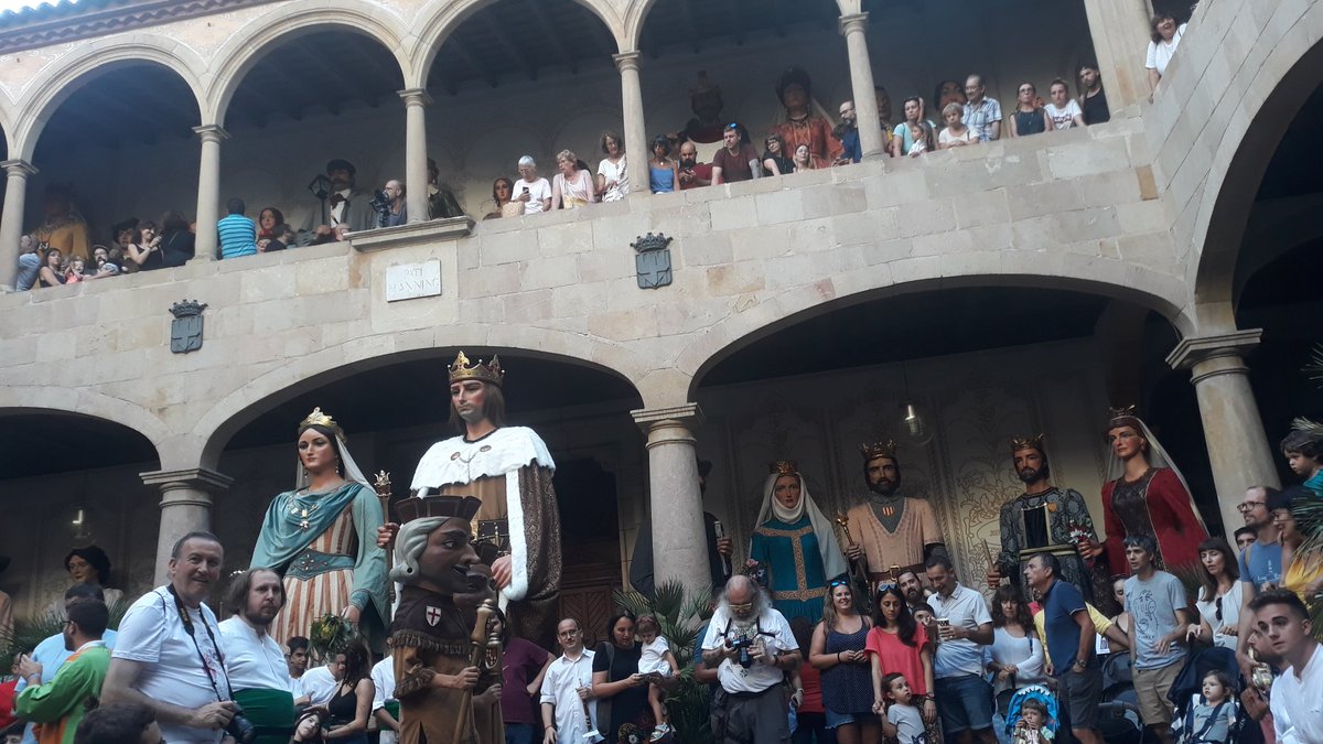 Cultupopularbcn's tweet photo. Queda inaugurada la Mostra de #Gegants de Barcelona, un dels instants que marquen la imminent arribada de la #FestaMajor!

#culturapopular #Mercè19 https://t.co/0vNo35x1fI