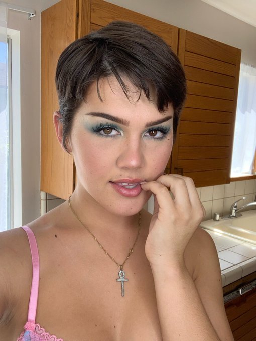 just a subtle hooker blue  makeup CHECK ✅ https://t.co/Q3ZcC8o2vk