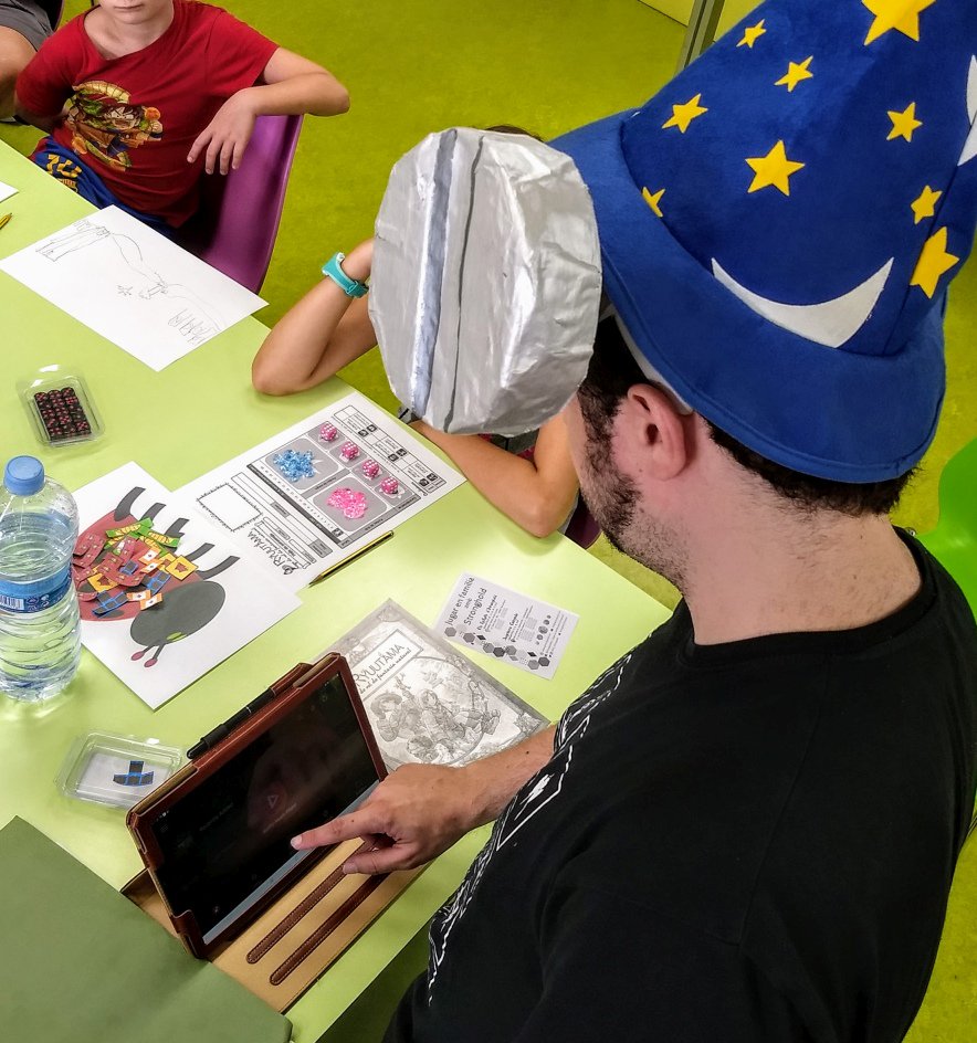 Franciscodr's tweet photo. Fantásticas sesiones de rol ayer con @KomerkoJusteco jugando a #Ryuutama y @PapayaDetective con #PDM #BuscaDuendes #bbcnSagradaFamília @BibliotequesBCN #RolInfantil @Nosolorol @ALC_Stronghold #Juegos #imaginación cc @NrodricaNatalia https://t.co/wszko1Me42