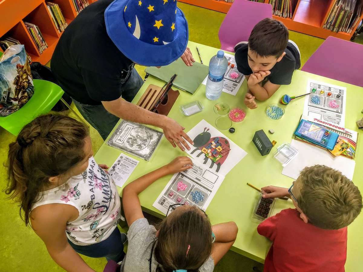 Franciscodr's tweet photo. Fantásticas sesiones de rol ayer con @KomerkoJusteco jugando a #Ryuutama y @PapayaDetective con #PDM #BuscaDuendes #bbcnSagradaFamília @BibliotequesBCN #RolInfantil @Nosolorol @ALC_Stronghold #Juegos #imaginación cc @NrodricaNatalia https://t.co/wszko1Me42