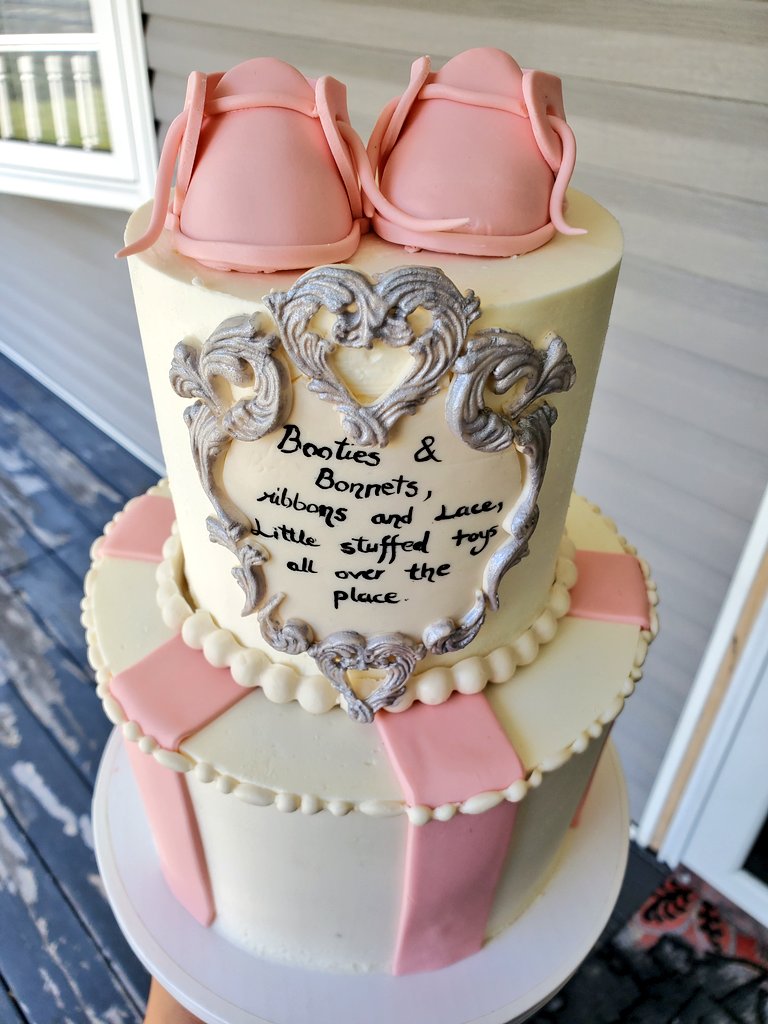 Isabel11087658's tweet photo. Baby shower cake!!! https://t.co/uHLim8d7Qq