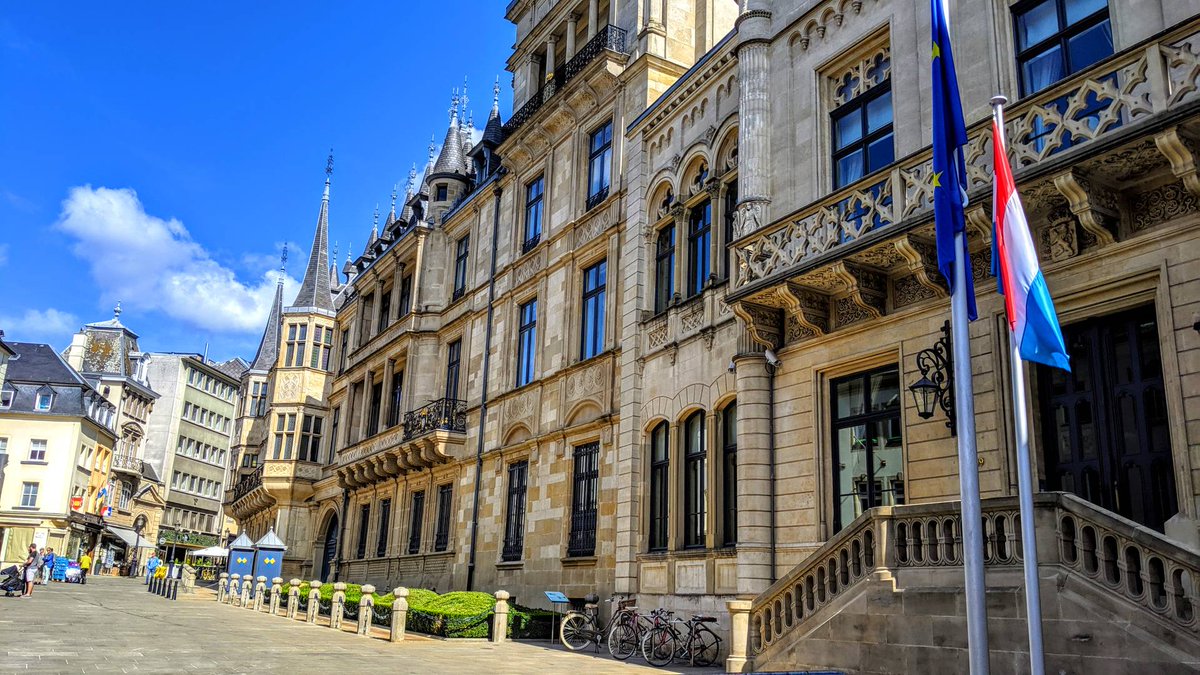 Hanging out by the palace #firsthand #globetrotting #firsthandglobetrotting #luxembourg #luxembourgcity #lux #luxcity #palace #duchy #grandduchy #duke #duchess #grandduke #grandduchess #ducalpalace #grandducalpalace #travel #adventure #travellife #citystreets #hauteville