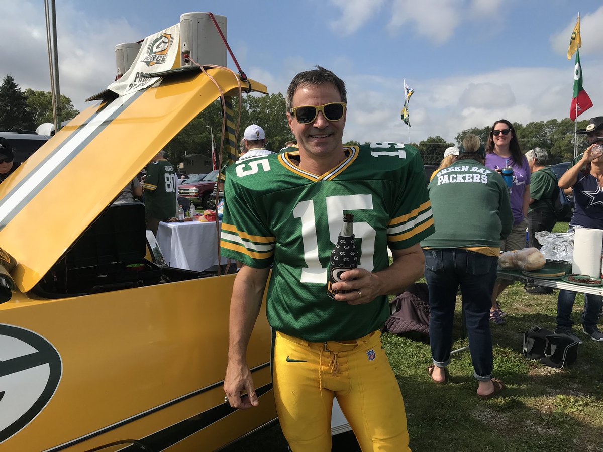 lauren_linder's tweet image. It’s a special day here at @LambeauField - @packers home opener & they’re honoring Hall of Famer #BartStarr at halftime. Many fans wearing #15, including this guy whose parents named him after the legendary #football quarterback. Also check out his car! @tmj4 #Packers #GoPackGo