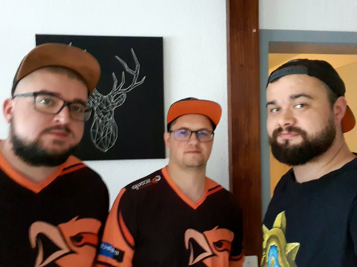 Petite bouffe d'équipe avec une petite photo devant le cerf avec le Serbe !! ^^ tout ça avant de manger du <a href="/elvetsgaming/">E-LVETS</a> au dessert 🤨😠😠😠😠 Ready to fight 👊✊👊