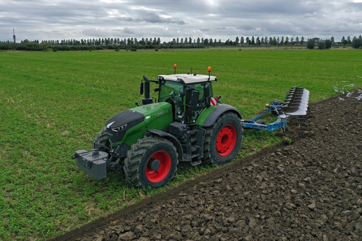 Agrifoto's tweet photo. Ploegen door de #KMWP met hun @Fendt_nl 1050 Vario en @StrategicTill Diamant 11. #Agrifoto https://t.co/PEIr8XbTlW