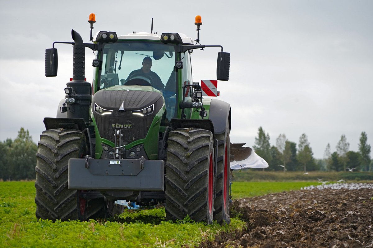Agrifoto's tweet photo. Ploegen door de #KMWP met hun @Fendt_nl 1050 Vario en @StrategicTill Diamant 11. #Agrifoto https://t.co/PEIr8XbTlW