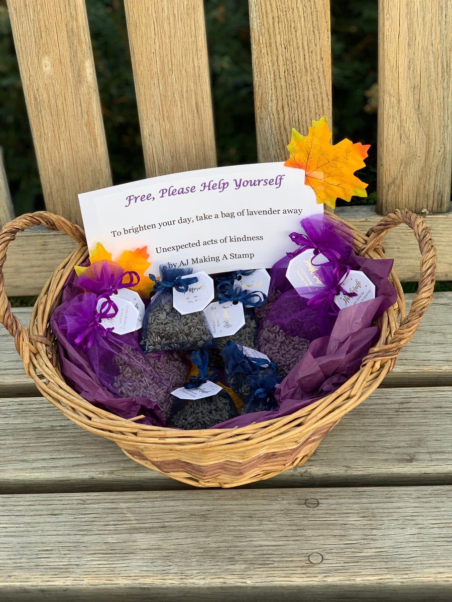 AJMakingAStamp's tweet photo. Beautiful evening 💐 Can you guess where we are? ❤️ #unexpectedactsofkindness #lavenderbags #Berkshire #kindness #lavender #speadingkindness #handmade https://t.co/S9N9MAbZyB
