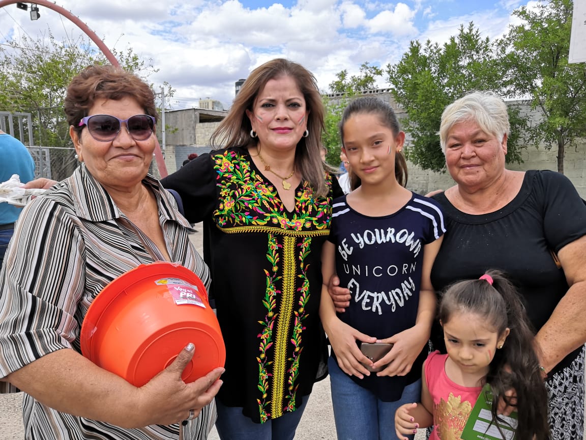 RosyPete74's tweet photo. Causas que unen Festejo del día de la Independencia en la colonia Tierra y Libertad acompañados de nuetros seccionales: Guillermina Arias, Lourdes Salinas, JorgeLorenzo Heredia,Florinda Reyes, Silvia Morales
Nuestro compromiso en #VoyalPRI es seguir cerca de nuestra militancia. https://t.co/bqg8ewUGLA