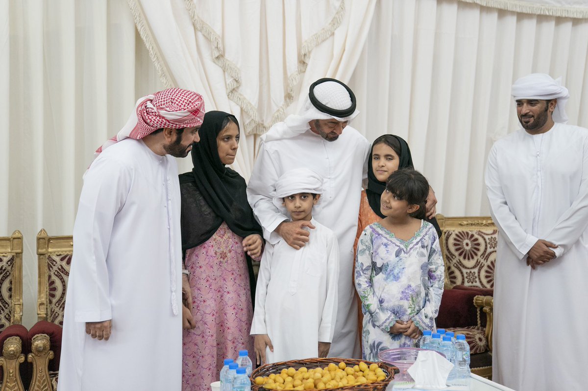 محمد بن زايد يقدم واجب العزاء في شهيد الوطن زايد مسلم سهيل العامري خلال زيارته مجلس العزاء في منطقة الشوامخ بأبوظبي.