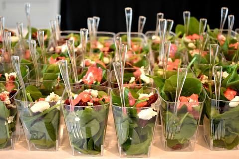 kayatableware's tweet photo. Why not try these simple to-go salad cups idea make sure you use Kaya Clear Square Plastic Cup.

#kayatableware #kayacollection #plasticcup #partystyle #party #eventplanner #events #wedding #weddingidea #weddingsupplies https://t.co/SMqJ5JGJY4