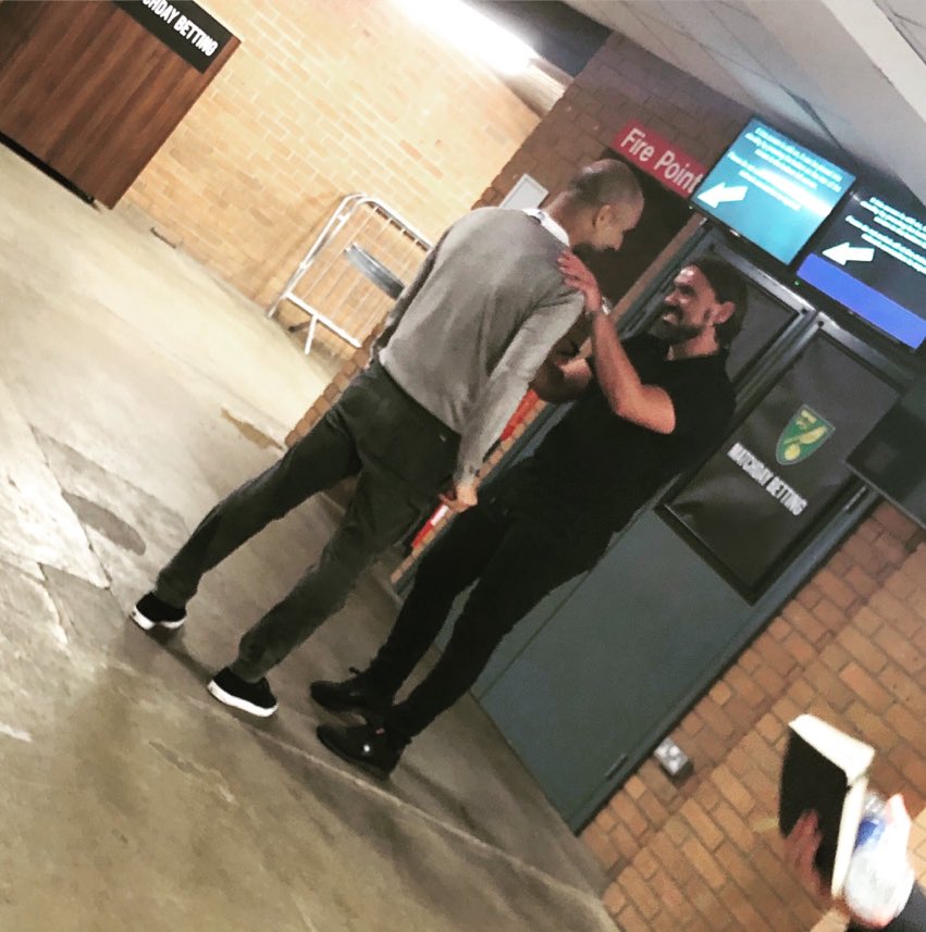 The Premier League’s greatest manager chatting to Pep...🤪

📸:<a href="/CGoreham/">Chris Goreham</a>