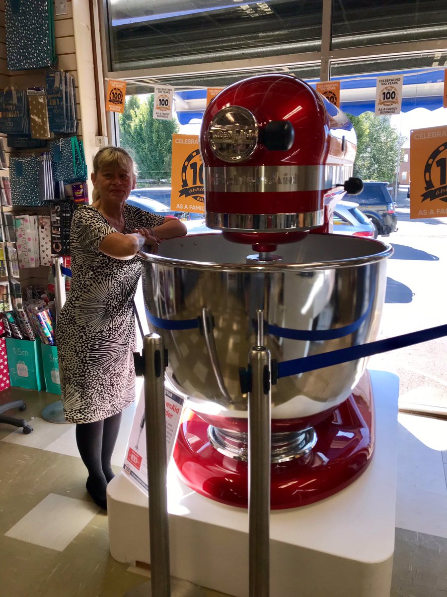 JustEtelka's tweet photo. Me and the Giant KitchenAid Mixer @HartsOfStur #GiantMixerHarts100 #MakingHistory100 https://t.co/Jq4TCGg2rY