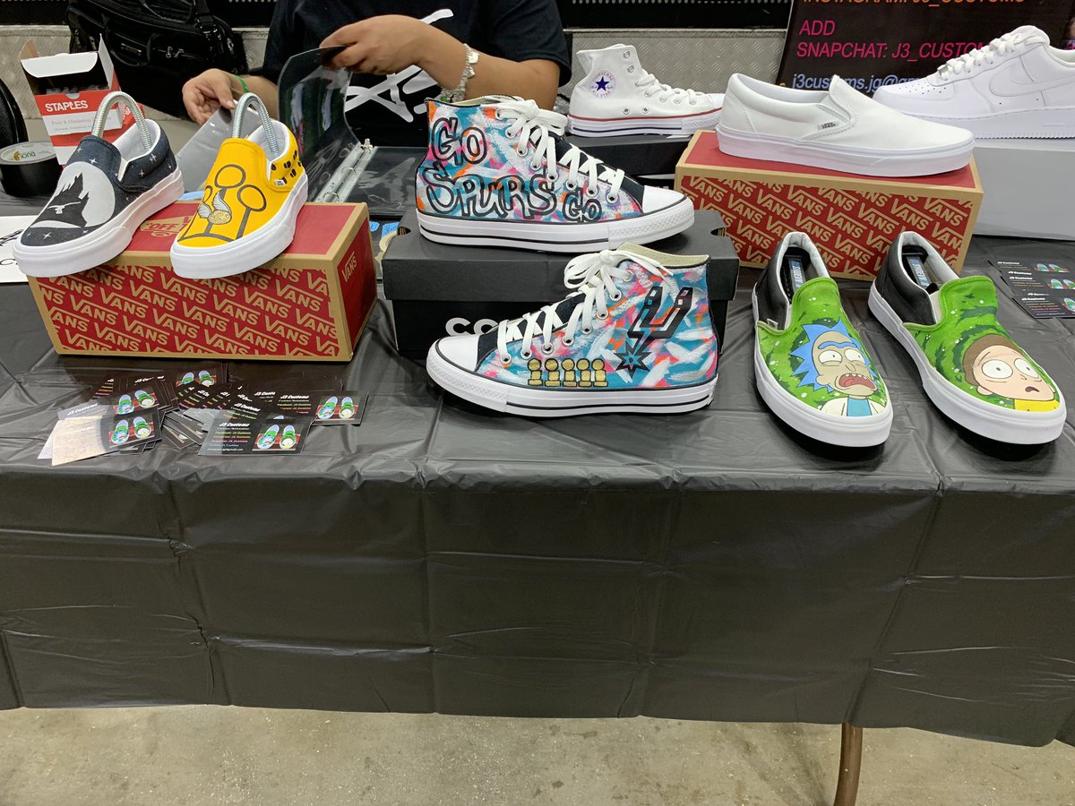 VSM__MARKETING's tweet photo. Our good friends over @J3_Customs🎨 putting in work at @spurs #SneakerJam #CustomKicks https://t.co/Ih28ZZzRZ9