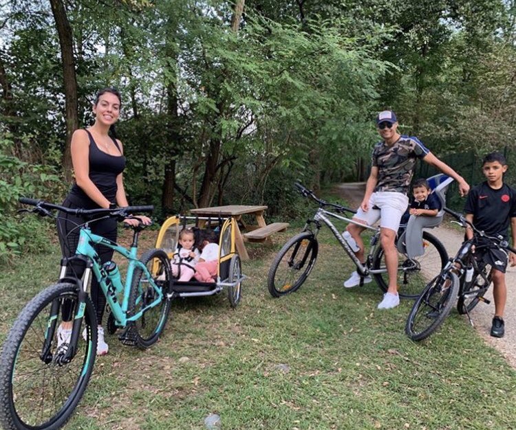 Cristiano's tweet image. Domingo em família ❤️