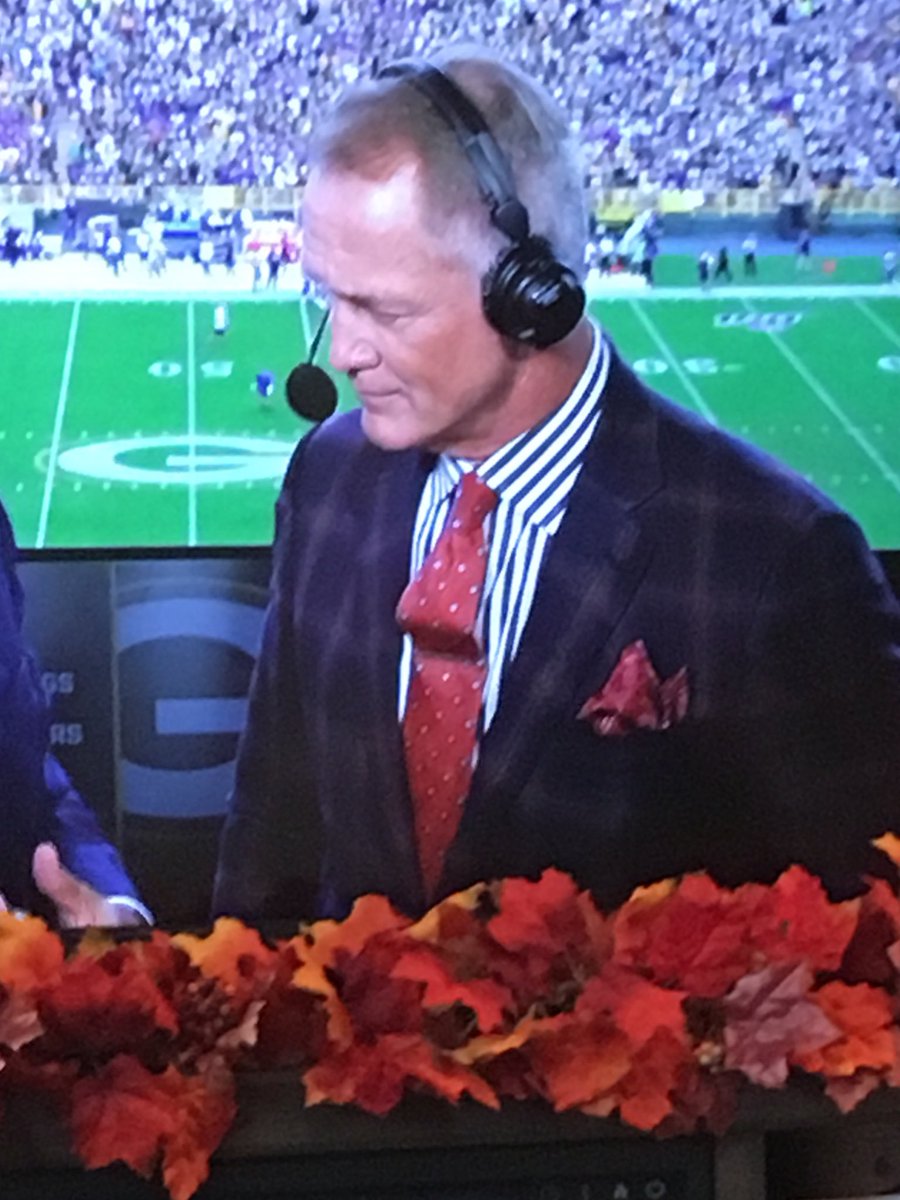 BenNormandin's tweet photo. @NFLonFOX can you please fix @DarylJohnston’s tie? https://t.co/PbMOD0A3iO