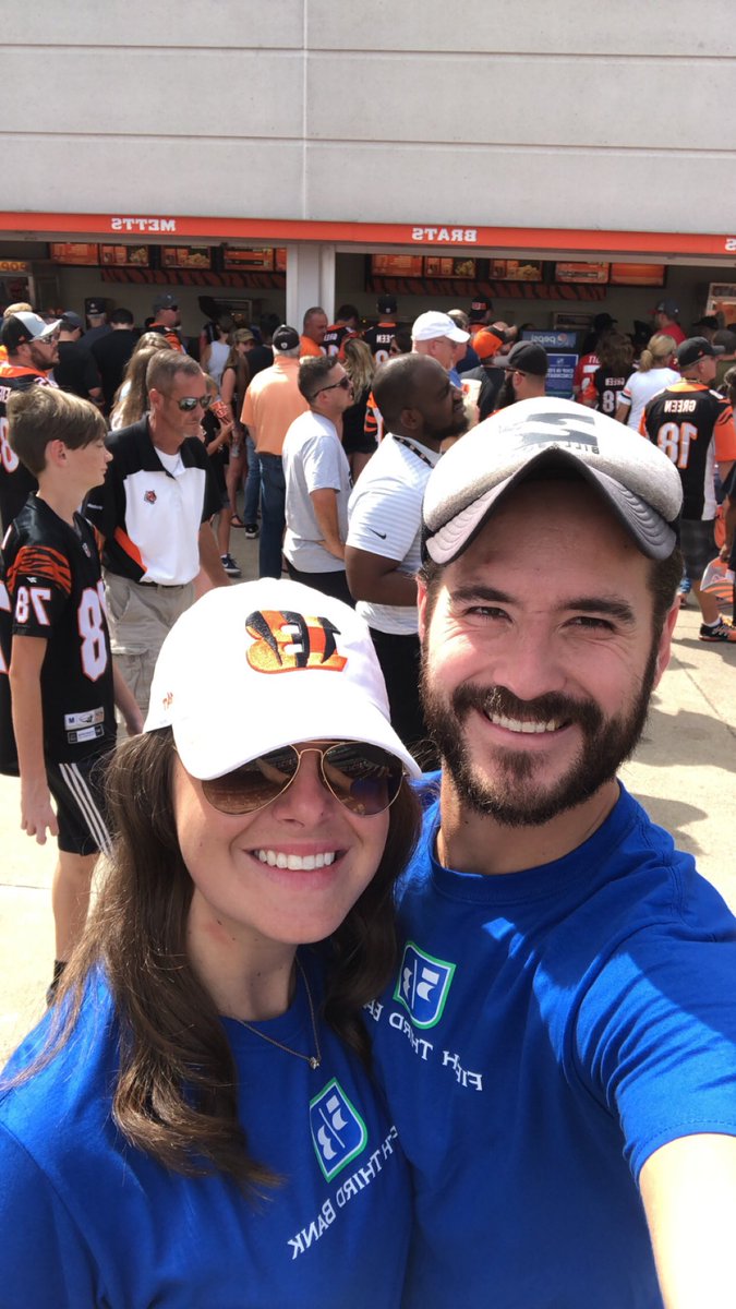 vogtj1's tweet photo. #fifththirdbank #bankingafitththirdbetter #bengals #volunteer #community https://t.co/Vc1D1XB8Ug