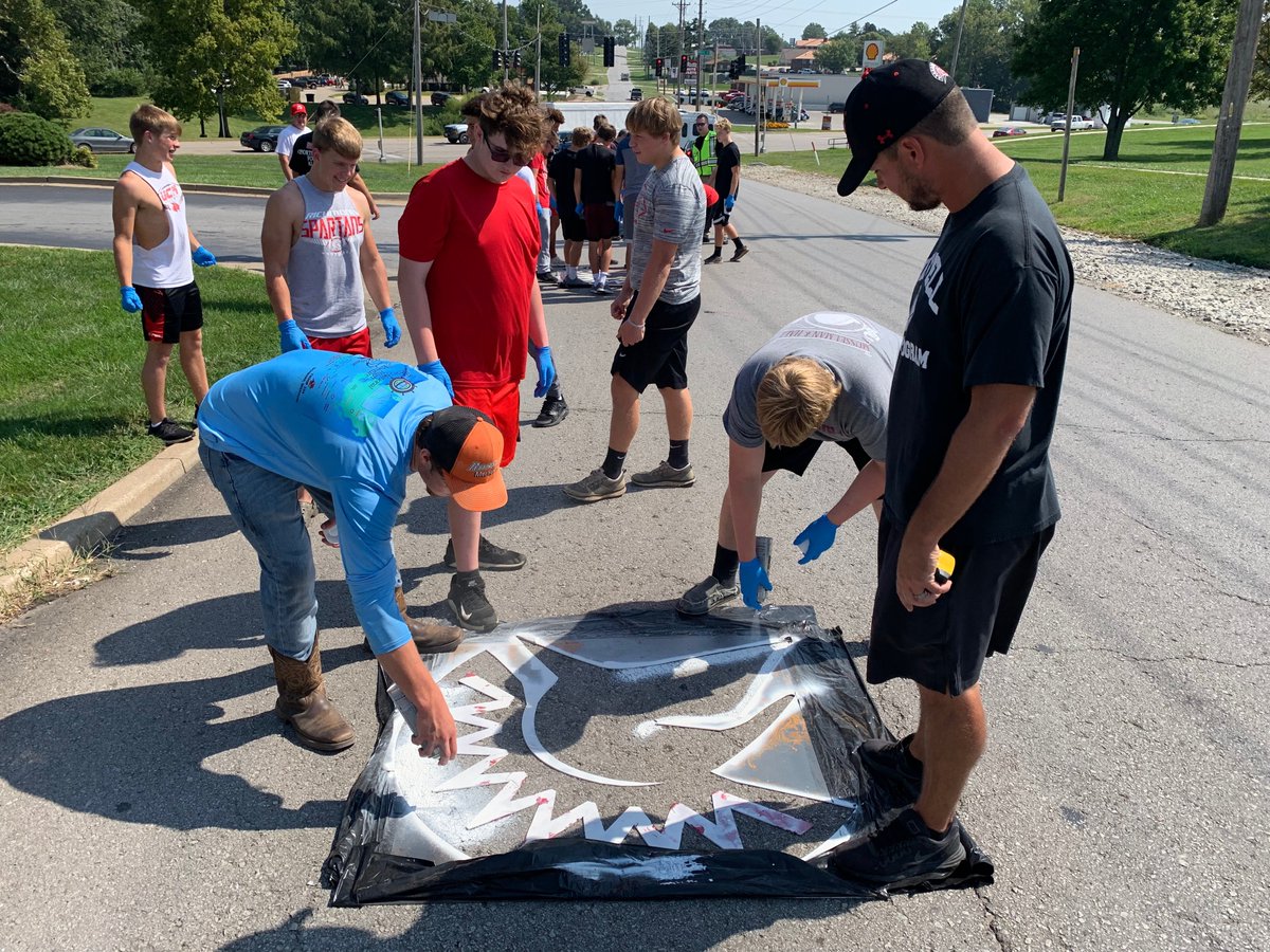 Rise_Above_RXVI's tweet photo. A huge thank you to the City of Richmond , Chief Burnine and the Richmond Police Department,  @Spartan_Football and to the Richmond R-XVI School District for coming together to help build Richmond Pride within the community and school.  WE ARE RICHMOND! https://t.co/gh1Li74Rn0