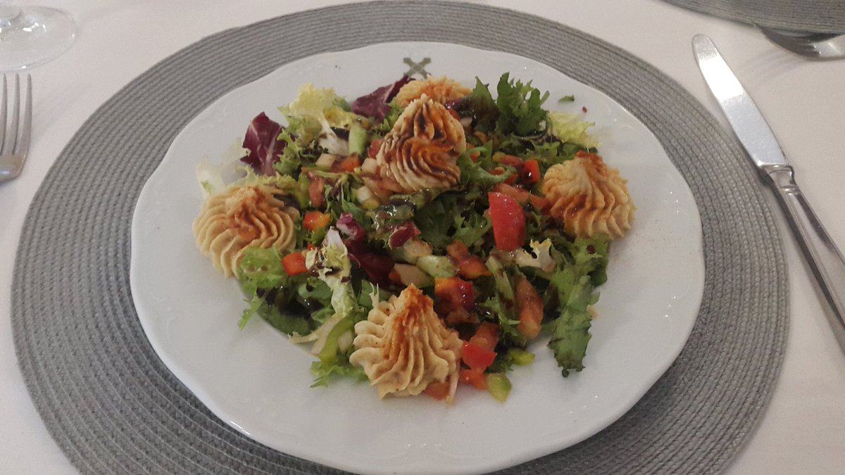 Cargando en cargadores <a href="/Tesla/">Tesla</a> de la Hospederia de Llerena. Servicio exquisito y una comida deliciosa mientras cargamos. El #Zoe terminó "de comer" antes que nosotros. <a href="/hospederias/">Hosp. Extremadura</a>  <a href="/Llerena_Ayto/">Llerena</a> <a href="/DipdeBadajoz/">Diputación de Badajoz</a> #electriccars