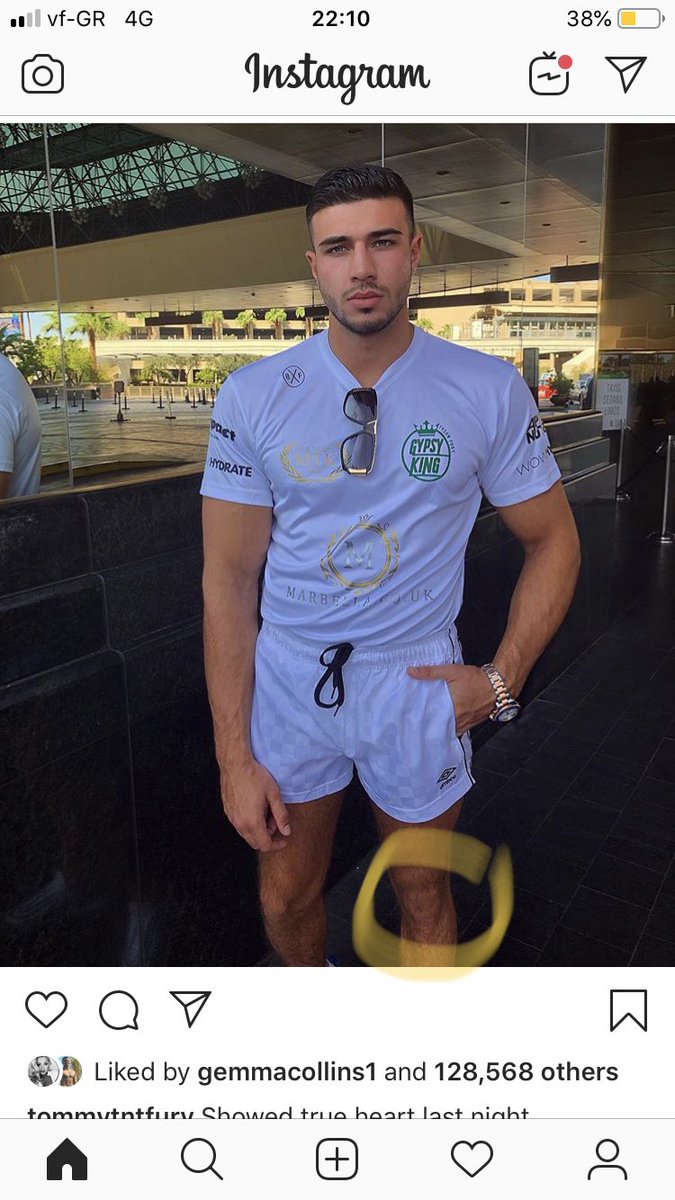 Anyone else notice the weird face on ⁦<a href="/tommytntfury/">Tommy Fury</a>⁩ knee?! 😂