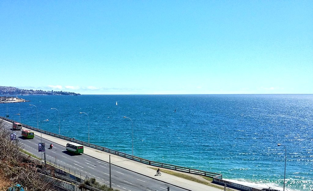 Off_Valpo's tweet photo. @Cp_Quintero @qtromasturismo @SSalinasJ @belenvelasquez @VTorresMacher @DGTM_Chile @alertaconcon @estompado @cristobalreus @ELTIEMPOCHV fría tarde de "invierno" (con horario de verano) en #Viña_del_Mar temperatura 12C presión atmosférica 1023 HPa, vista desde #Recreo hacia el Faro #Punta_Condell cielo despejado y excelente visibilidad horizontal (sigue el "buen" tiempo, pero sin lluvias #mega_sequía 78% déficit) https://t.co/Z1LdwQTSWQ