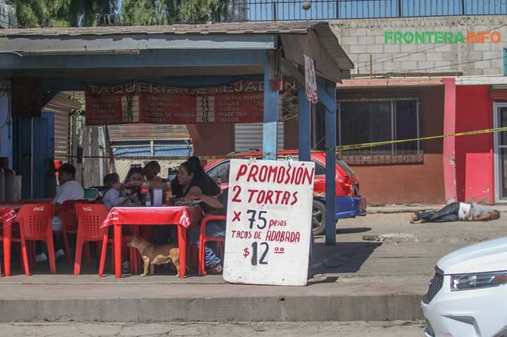Prankedyy's tweet photo. Faltas de Ortografía, comida callejera, un perrito debajo de la mesa y un muerto de fondo.....
Mi #México 🇲🇽 https://t.co/rHwJnlx6WJ