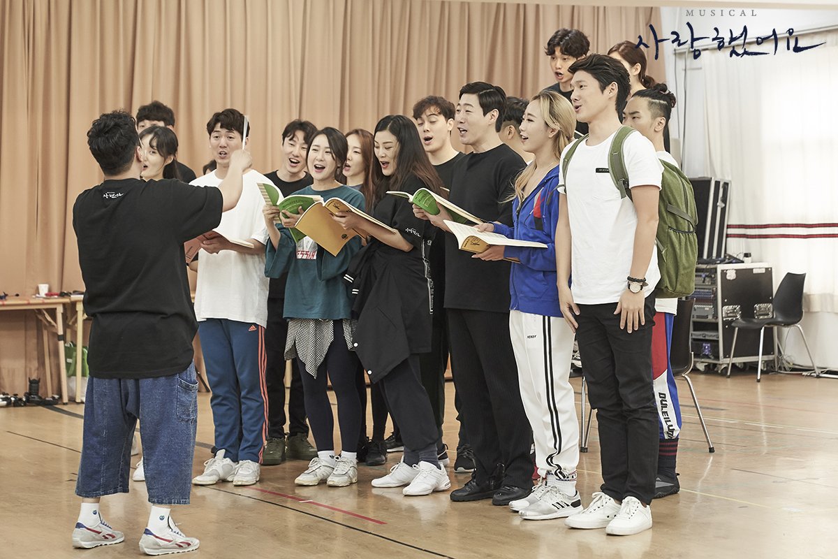 #뮤지컬 #사랑했어요

배우들의 뜨거운 열정과 노력이 담긴
뮤지컬 <사랑했어요> 연습실 스케치 사진을 공개합니다!

우리 곧 극장에서 만나요❣

찬란한 그 시절,
사랑의 가객 故김현식 뮤지컬

2019.09.20 개막!
#김현식 #뮤지컬사랑했어요
#성남아트센터오페라하우스