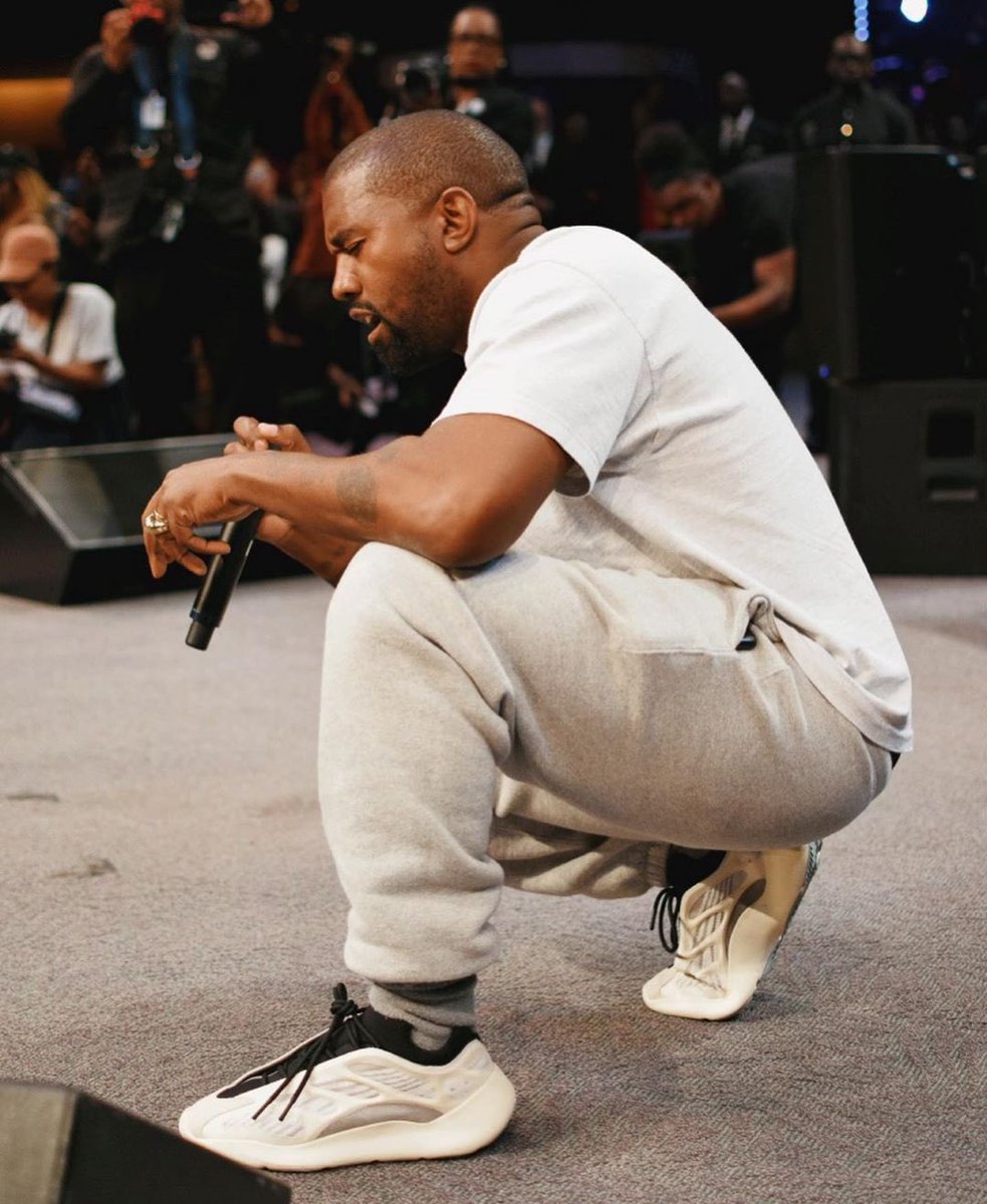 Sustancial comunidad recibir Complex Sneakers on Twitter: ".@KanyeWest in the Adidas Yeezy 700 V3 at  Sunday Service before giving them to DJ Khaled. 📸: https://t.co/lGOZiD1rVm  https://t.co/4Asf8PxgxT" / Twitter