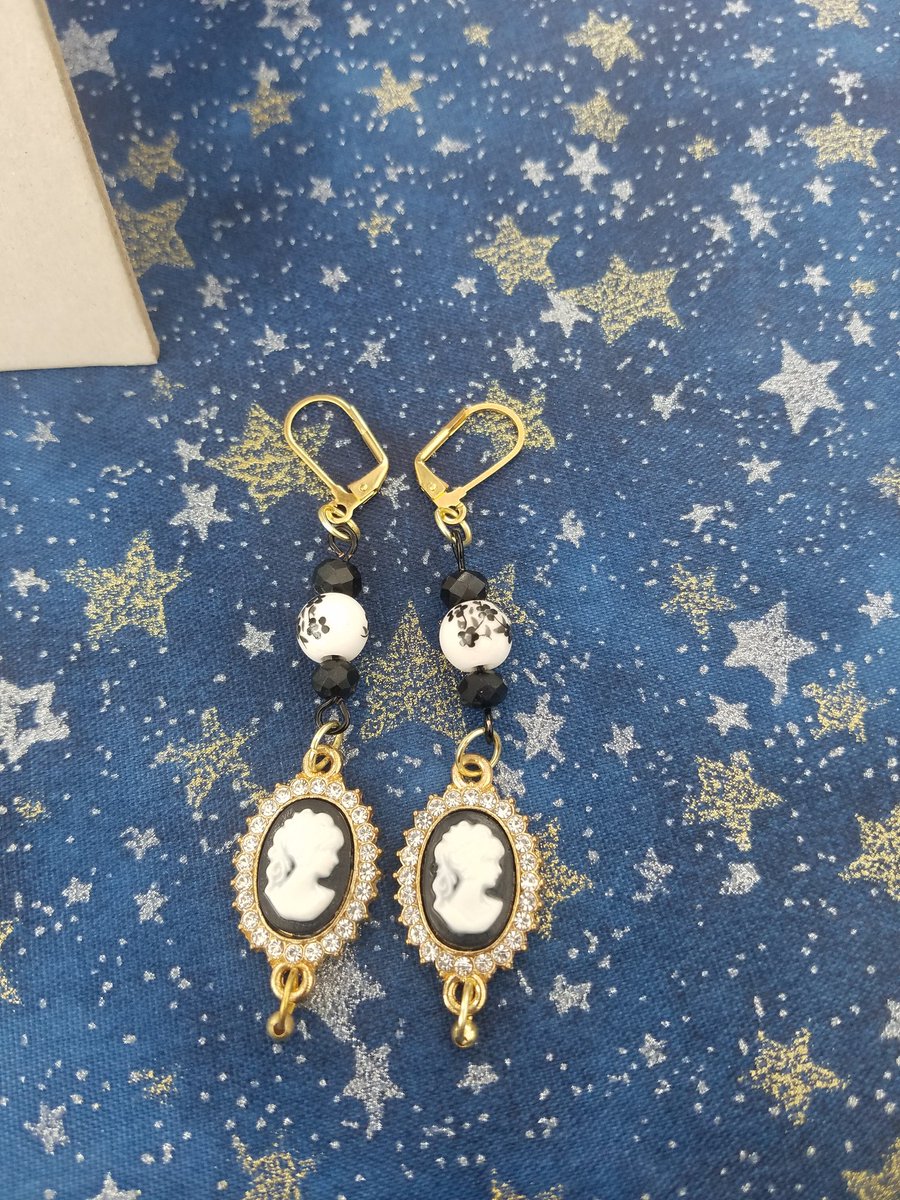 mandymay2004's tweet photo. Some pretties I made during a craft show ^_^ #crafts #craftshow #jewelry #earrings #beads #cameo #cameoearrings #beadedearrings #beadedjewelry https://t.co/t0mrA2Vdkl