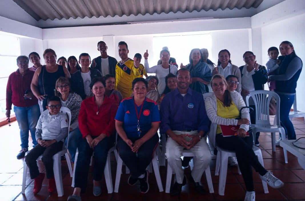 JaraSuba's tweet photo. Agradecido hoy, por la asistencia de los vecinos del lote 14 de la ciudadela cafam, por escucharme y dejarme entrar a su comunidad:
¡seguimos haciendo nuevos Miramigos en suba!

#ConJaraDiciendoyHaciendo
#ConJaraUnaOportunidadParalaComunidad 
#TrabajoEnEquipo 
#LaFuerzaQueNosUne https://t.co/BUotRvJoqR
