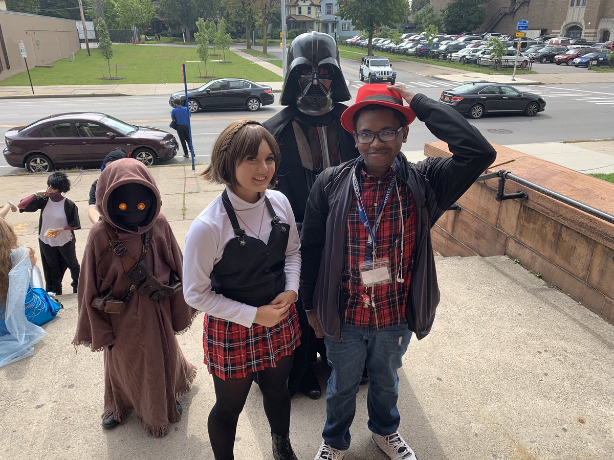 its_a_phaze's tweet photo. Omg... today at #RocCon was even better!
Got to meet so many great cosplayers that really loved who they dressed as. Got to take pics with even more of the Star Wars crew and even had the honor of both Vader and a Jawa photobombing me! https://t.co/wX4ha3Yel6